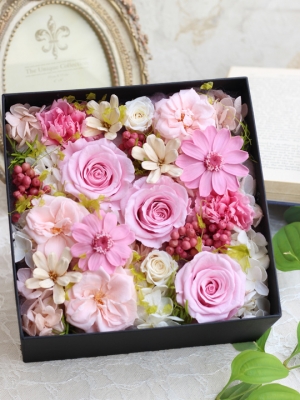Boxフラワー 秘密の花園 ピンク プリザーブドフラワー 送料無料 プリザーブドフラワーの通販はフルールドゥマカロン