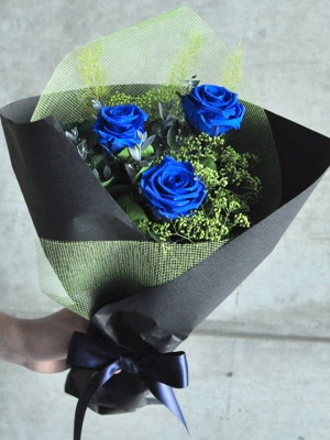 3本の青いバラの花束