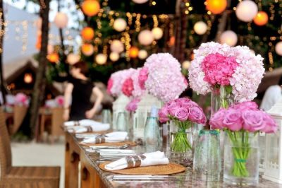 結婚式場に飾り付けられているたくさんのピンクのバラとアジサイ