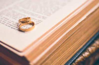 結婚式に使用する聖書と結婚指輪のアップ