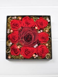 赤い花びらのバラとダイアモンドローズのBOXアレンジメント