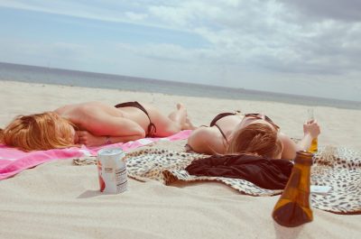 砂浜でバカンスを楽しむ女性2人