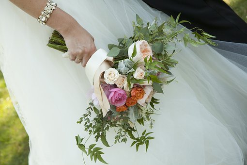 ピンク・白・オレンジのトスブーケを持つ花嫁