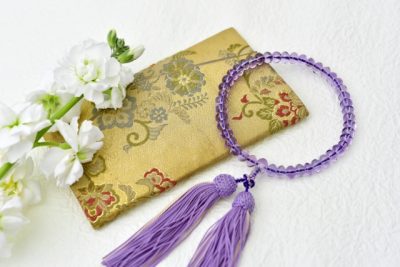 白いお花と紫の数珠