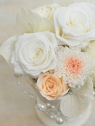白い花びらのバラのアレンジメント