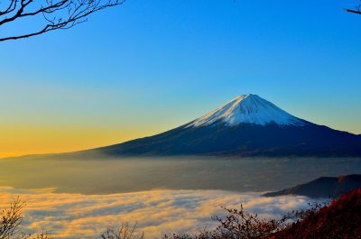日本の富士山の夜明け