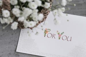 かすみ草と「for you」のメッセージカード