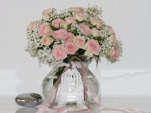 ピンクのバラの花束と白のレースリボン