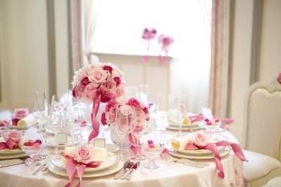 ピンクの卓上花が置かれた披露宴会場