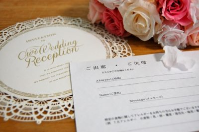 花と結婚式の招待状