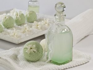 緑のリキッド状入浴剤とバスボム