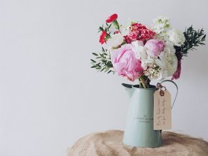 ピンクの芍薬の花束の入った花瓶