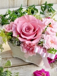 柔らかなピンク色のバラが大きな結婚祝いのプリザーブドフラワー