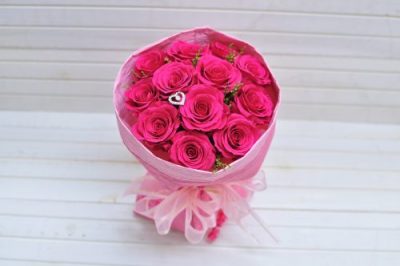 華やかなピンク色のバラ１２本の花束