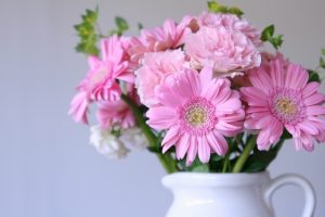 花瓶に入ったピンク色の花びらのガーベラ