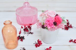 ピンクのバラとカーネーションが可愛いプリザーブドフラワー