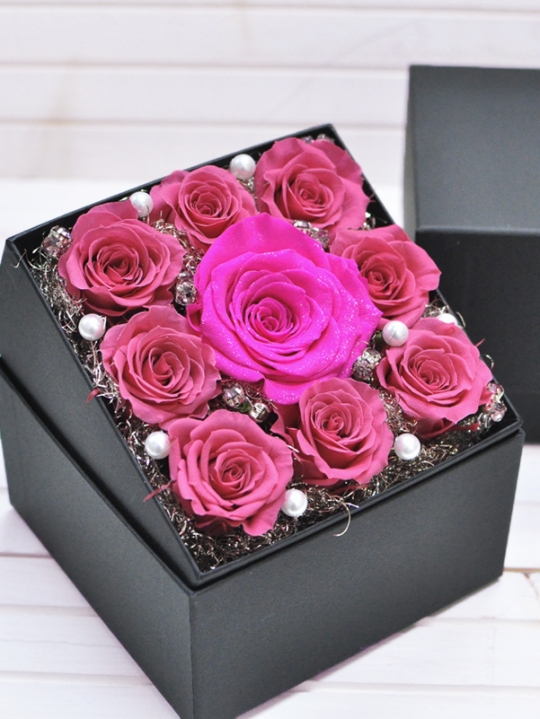 箱に入ったピンクのバラ