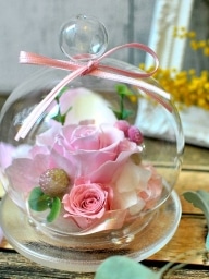 ピンクのバラがメインのガラスドーム型アレンジ