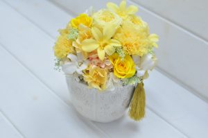 黄色い花を集めたプリザーブドフラワーアレンジメント
