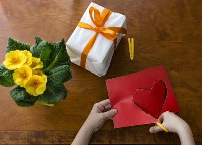お花とプレゼントとハートに切った赤い折り紙
