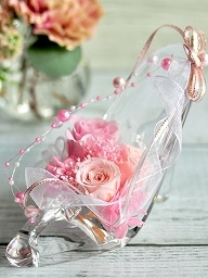 ガラスの靴にピンクのプリザーブドフラワーが入ったプロポーズ向けの花