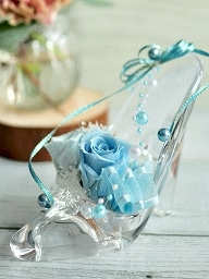 シンデレラの靴に青いバラ（花言葉・神の祝福）が付いたプリザーブドフラワー
