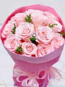 １２本の淡いピンクのバラの花束