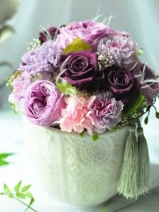 紫色のバラ、カーネーションで上品なアレンジメント