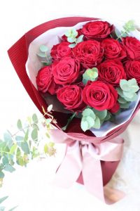 生花の赤いバラ12本の花束