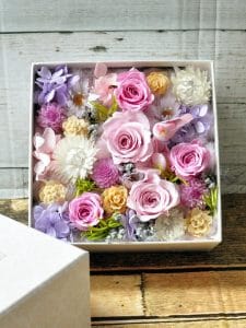ピンクとパープルのお花のBOXフラワーアレンジメント