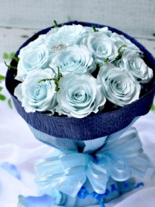 淡いブルーの花びらのバラ12輪の花束
