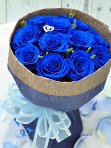 濃いブルーの花びらのバラ12輪の花束