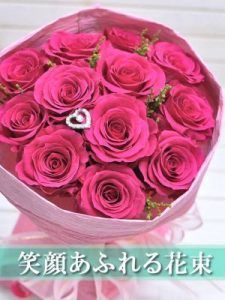 濃いピンクの花びらのバラ12輪の花束