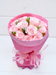 淡いピンクの花びらのバラ12輪の花束