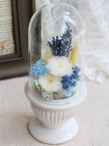 白ギクとブルーの小花のドーム型のお供え花