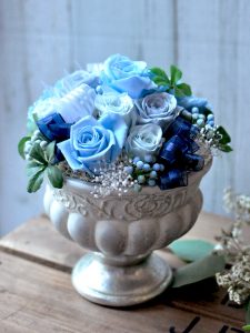ブルーの花びらのバラを使ったアレンジメントのg造