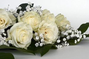 白バラの花束